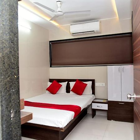Nivant Lodge Солапур Екстериор снимка